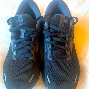 Brooks Ghost 14 running shoes. Mens size 8